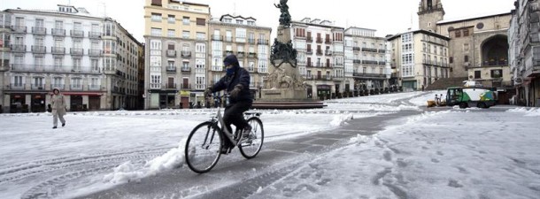 Nieve en la capital alavesa. Foto: EFE