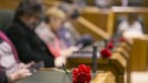 Los parlamentarios de EH Bildu muestran cinco claveles rojos en memoria de los asesinados. EFE
