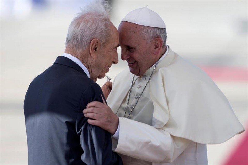 Simón Peres con el papa Francisco. Foto: EFE.