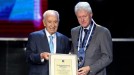 Simón Peres y Bill Clinton. Foto: EFE.