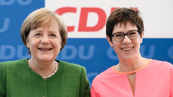 Merkel eta AKK, elkarrekin ekitaldi batean. Argazkia: EFE