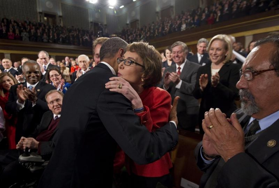 Obama abraza a la congresista Gabby Giffords, herida gravemente de un disparo el año pasado. EFE
