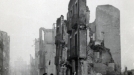 Supervivientes del bombardeo ante edificios destruidos. Foto: Museo de la Paz de Gernika