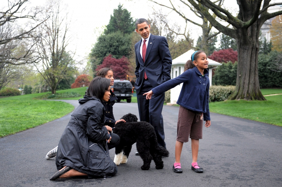 Obama con su familia. EFE