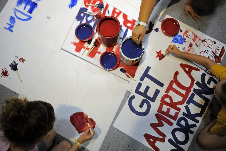 Un grupo de niños preparan carteles para la Convención Republicana. Foto: EFE