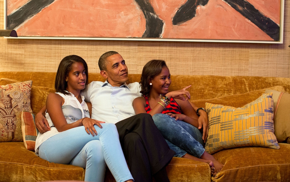 Barack Obama siguió junto a sus hijas el discurso de Michelle, su mujer. Foto: Twitter