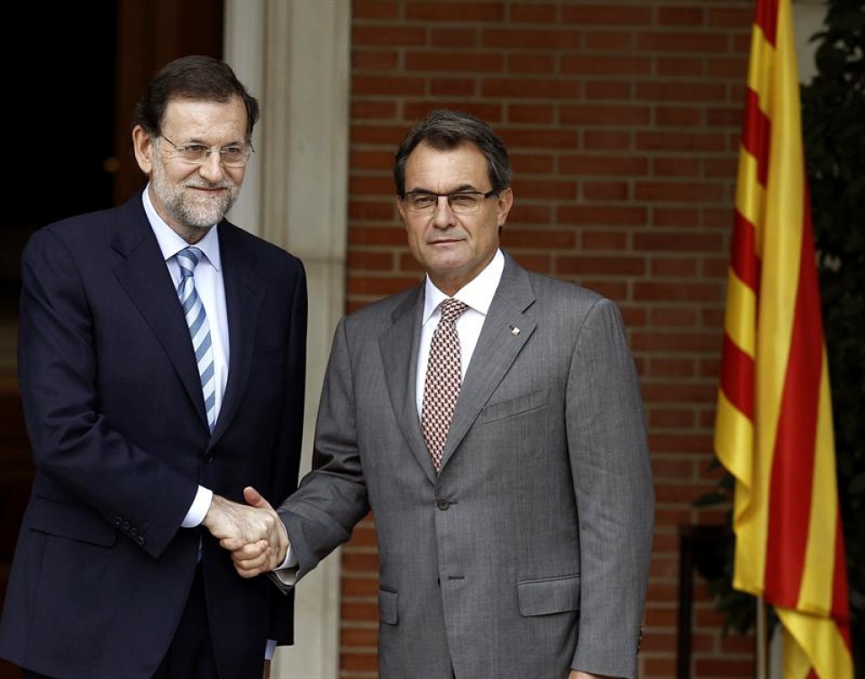 Mariano Rajoy y Artur Mas se saludan hoy antes de entrar al palacio de la Moncloa. EFE
