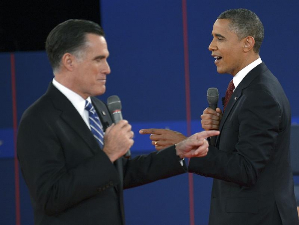 Mitt Romneu (i) y Barack Obama (d), en su segundo debate televisado. EFE