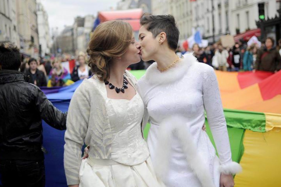 Dos mujeres se besan en una manifestación a favor del matrimonio homosexual. Efe.