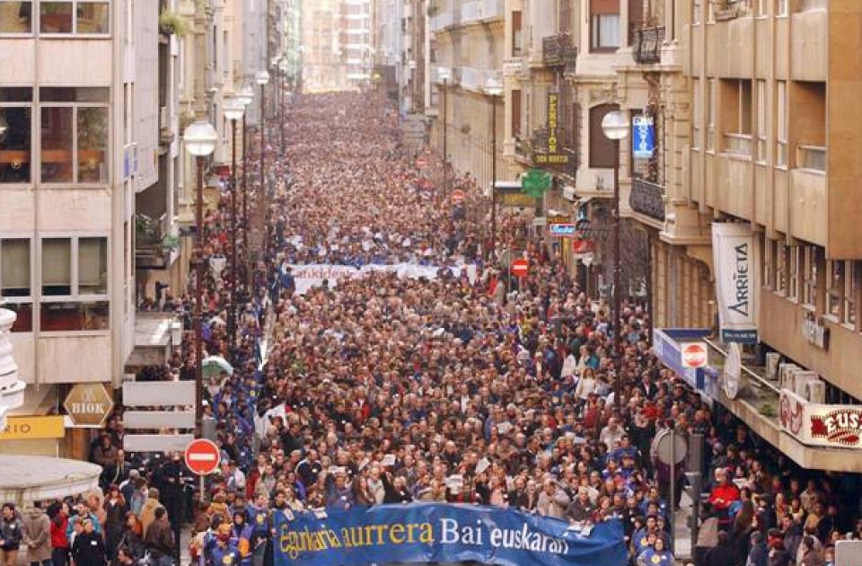 Cientos de miles de personas piden en Donostia el archivo del caso