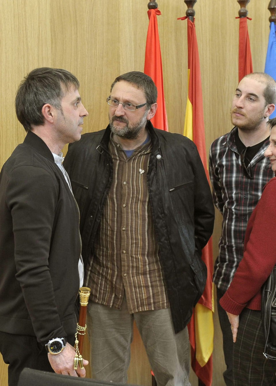 El nuevo alcalde de Egüés, Alfonso Etxeberria, de NaBai, felicitado por Txelui Moreno.