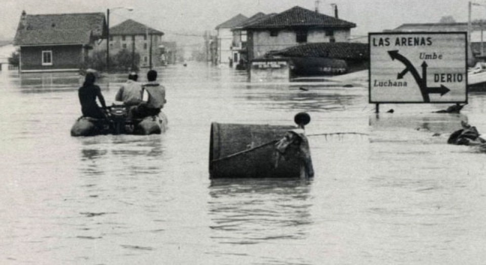 Daños causados en los edificios cercanos al Ibaizabal. Foto: 1983 Euskadi inundada.