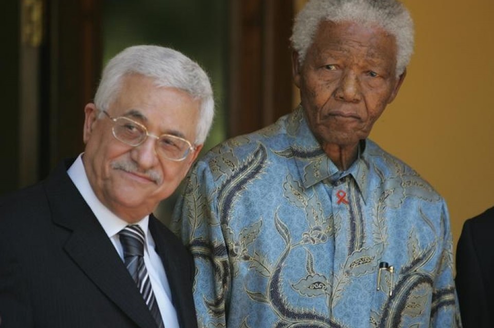 Nelson Mandela y Mahmud Abás. Foto: EFE.