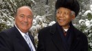 Nelson Mandela y Joseph Blatter. Foto: EFE.
