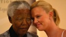 Nelson Mandela y Charlize Theron. Foto: EFE.