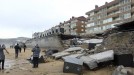 El temporal ha provocado importantes daños en el malecón de Zarautz. EFE