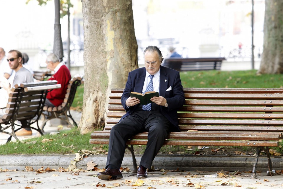 Iñaki Azkuna leyendo en el parque Iturria. Foto: Ayundamiento de Bilbao