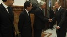 El rey saluda a tres de los presidentes de su mandato durante el funeral de Suárez. Foto: Efe.