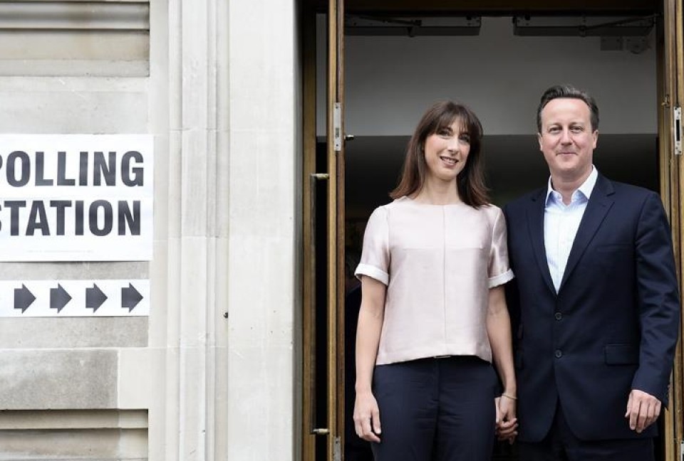 David Cameron acude a votar acompañado por su mujer