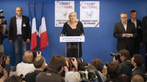 La líder del FN, Marine Le Pen, comparece tras conocer los datos de proyección de voto. EFE