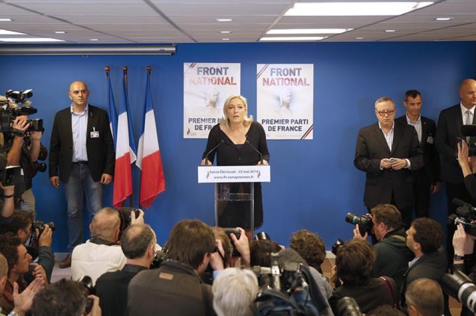 La líder del FN, Marine Le Pen, comparece tras conocer los datos de proyección de voto. EFE