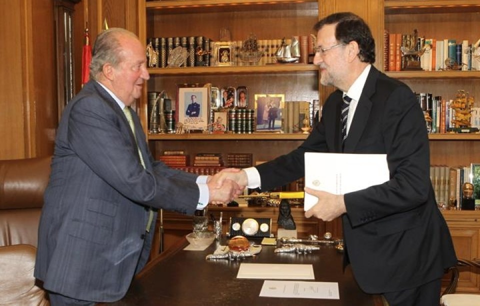 El rey entrega el documento de abdicación al presidente Mariano Rajoy. Foto: Efe. 