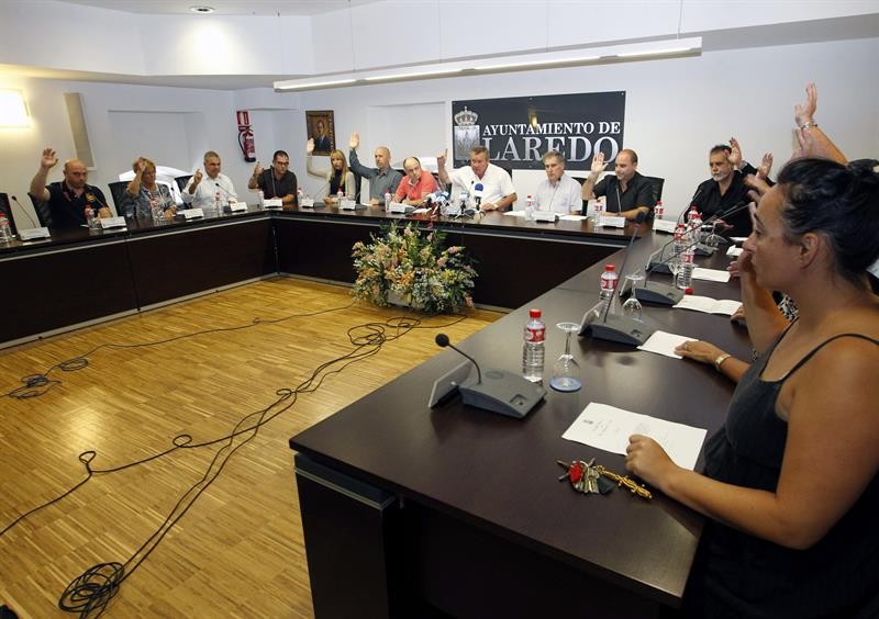 Pleno celebrado en la localidad cántabra. EFE