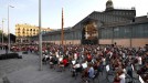 Un conjunto de 300 violonchelistas interpretando una composición de Albert Guinovart. EFE.