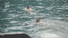 Ander y Virginia Berasategi nadan en aguas de Plentzia.