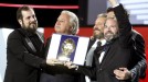 El realizador Carlos Vermut recibe la Concha de Oro por su película "Magical Girl". EFE.