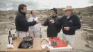 Nuestros cocineros brindan con el actor Gorka Aginagalde en las Salinas de Añana.