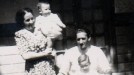 Miguel, Agustin eta gurasoak, jaiotetxean. Bergara, 1946