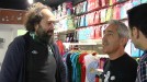 Jon Sistiaga, Iñaki López y Mikel Urmeneta en la tienda de Kukuxumuxu