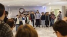 Los jugadores y jugadoras de la Real Sociedad, cantan con Gozategi y los niños