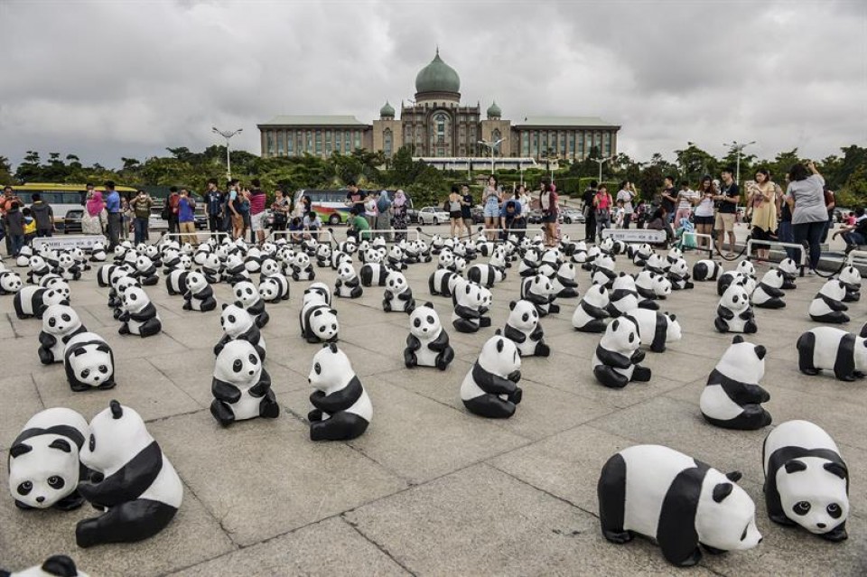 La colección de pandas de papel de Paulo Grangeon visita Malasia. Foto: EFE.