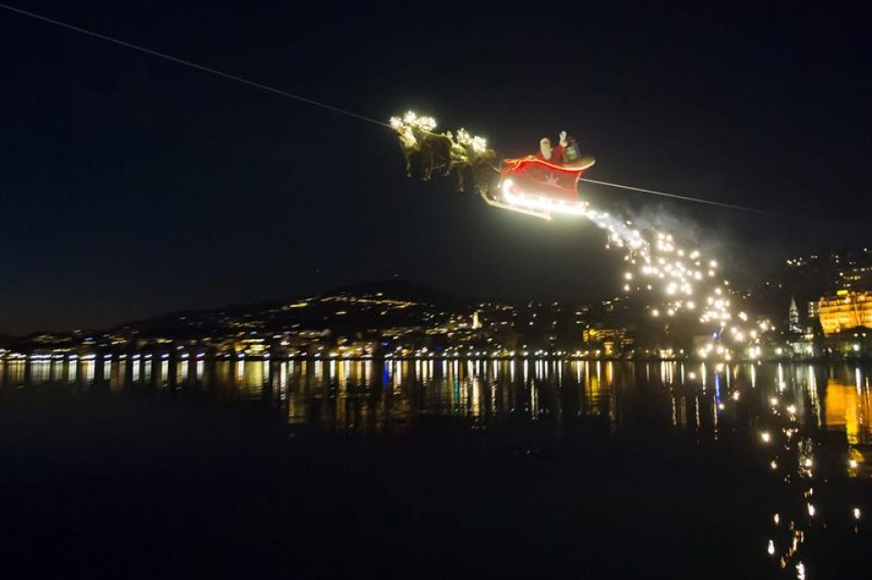 Papá Noel sobrevuela Montreux (Suiza). Foto: EFE.