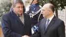 El ministro francés Bernard Cazeneuve y Jan Jambon ministro belga. EFE