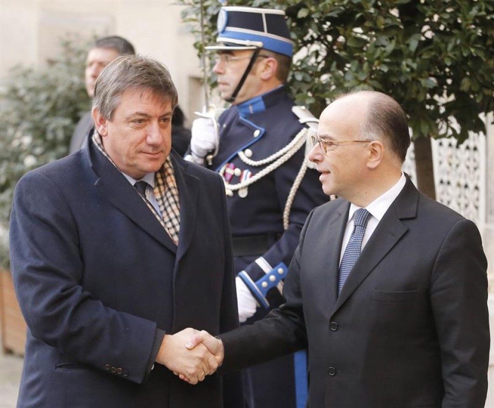 El ministro francés Bernard Cazeneuve y Jan Jambon ministro belga. EFE