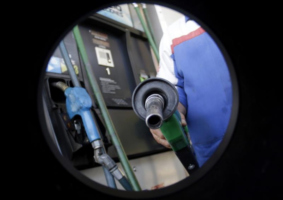 Una persona reposta gasolina. Foto de archivo: EFE