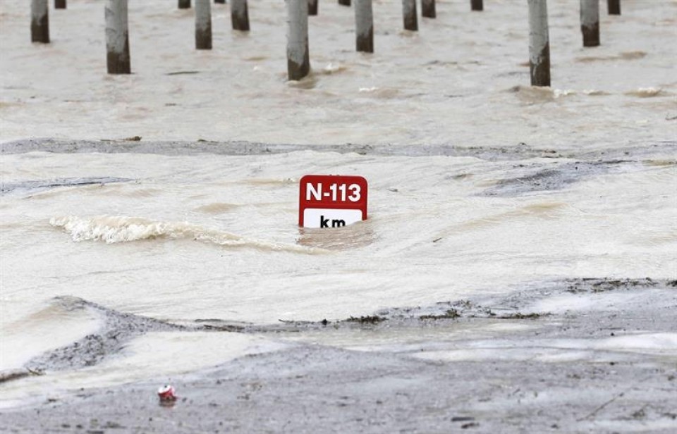 El desbordamiento del río Ebro ha anegado la N-113. Foto: EFE
