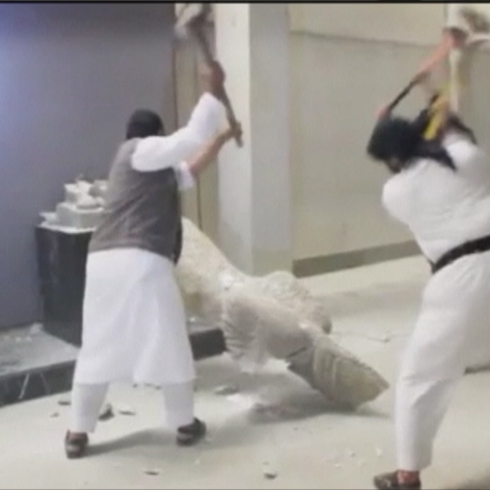 Miembros de ISIS destruyendo el Museo de la Civilización de Mosul.