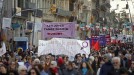 Hainbat emakumek protesta egin dute Bartzelonan. Argazkia: EFE