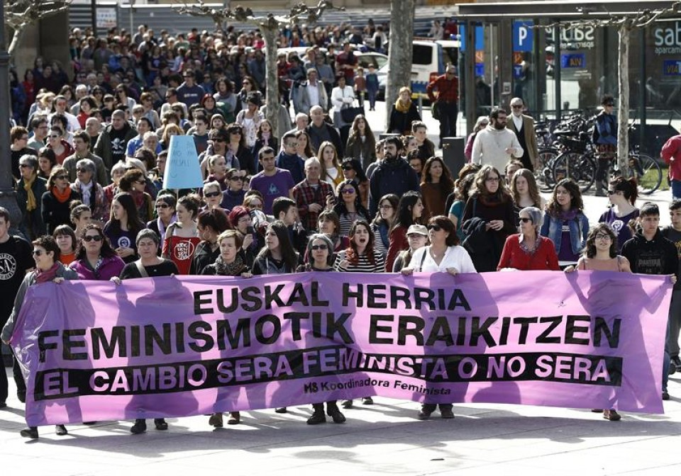 Hainbat emakumek protesta egin dute Iruñean. Argazkia: EFE