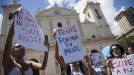 Hainbat emakumek protesta egin dute Paraguain. Argazkia: EFE