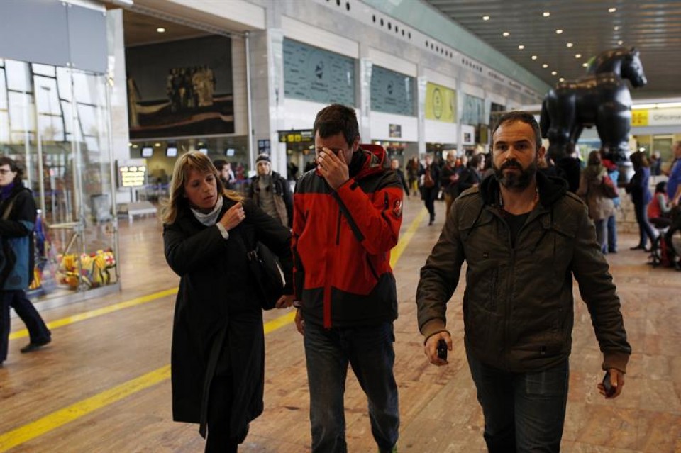 Familiares de las víctimas llegan al aeropuerto del Prat. EFE. 