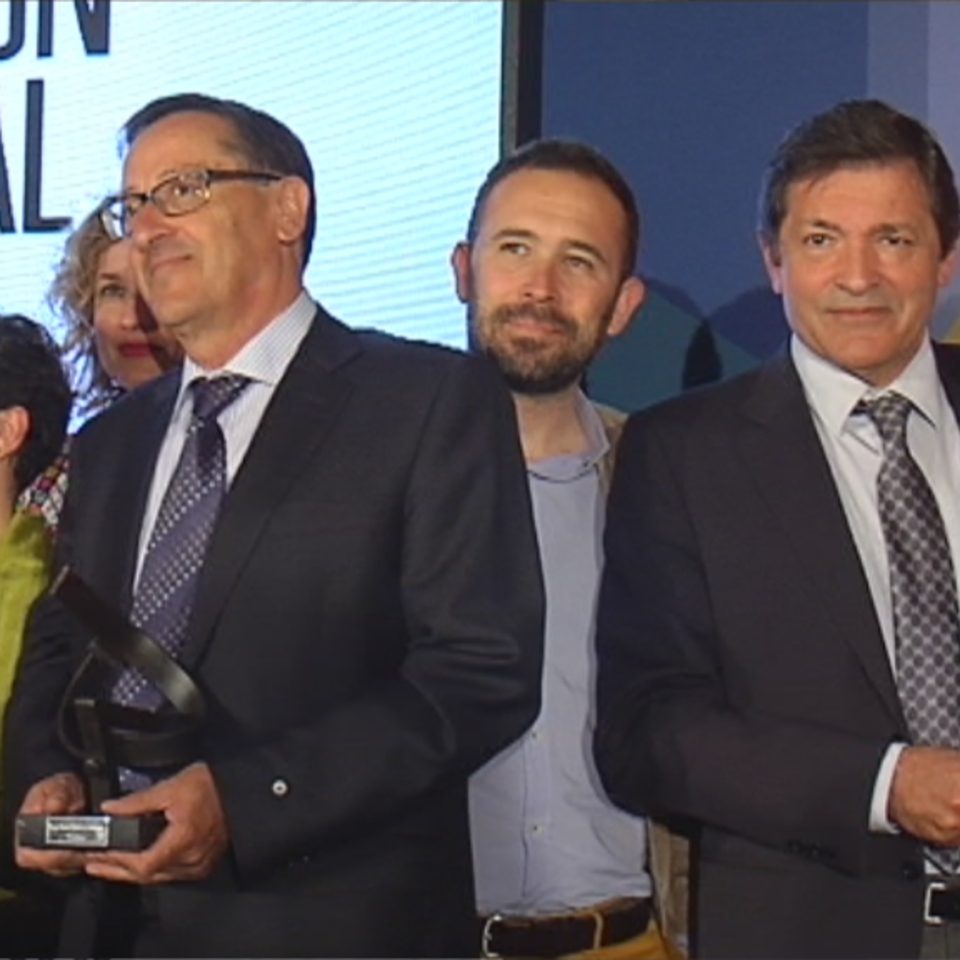 Mendia y Javier Fernández, en la entrega de los premios Ramón Rubial. Foto: EFE