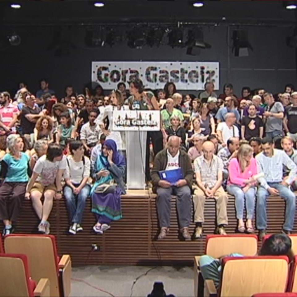 Integrantes de 'Gora Gasteiz' en el escenario del salón de actos del centro cívico Aldabe. EFE