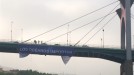 Activistas de Greenpeace, en el puente de LaSalve. Foto: Greenpeace