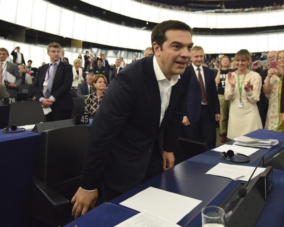 Txaloak eta txistuak Tsiprasentzat Europako Parlamentuan