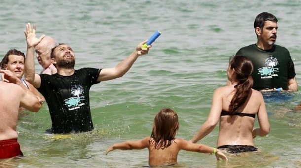 Mójate por la esclerosis múltiple, playa de la Concha, Kontxako hondartza, Denis Itxaso, Eneko Goia, esklerosi anizkoitza, busti zaitez, EFE